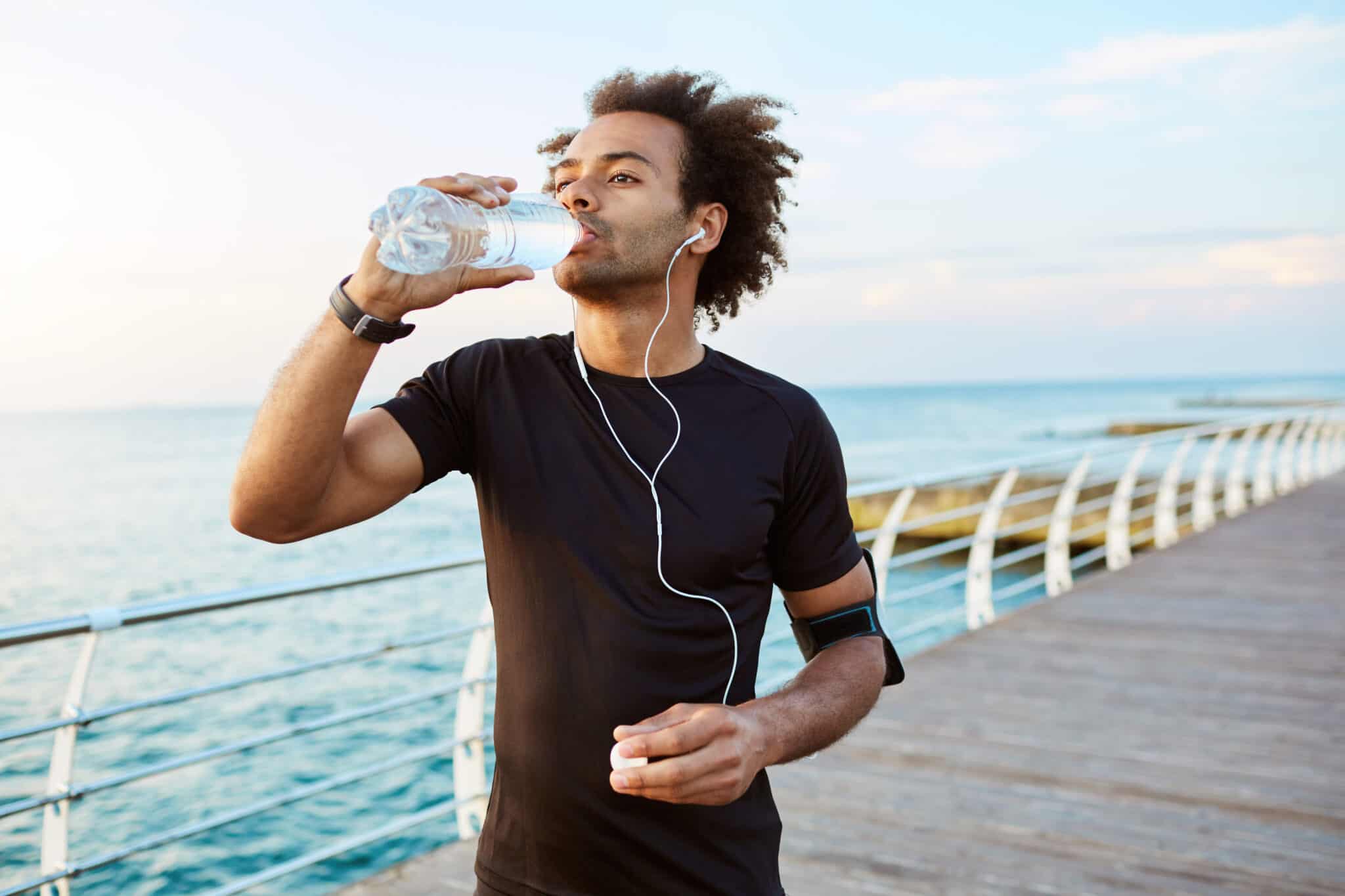 Пит вода очень. Спортсмен в наушниках. Cardio Water. Чистый воздух отдых мужчина. Спортсмен пьет воду черно белое фото.